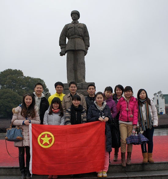 “学雷锋，献爱心”——中国共产主义青年团爱游戏手机登录入口-爱游戏（中国）集团股份有限公司委员会开展慰问贫困学生助学活动